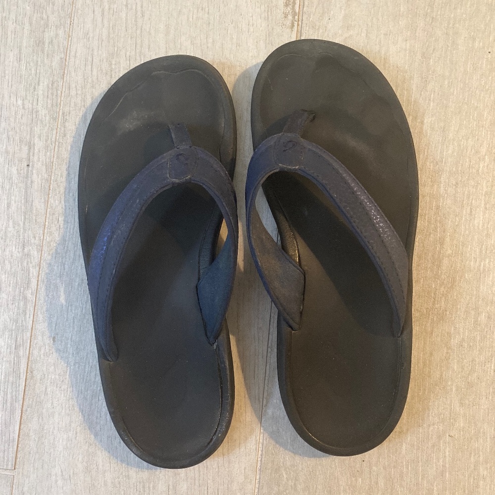 Black and Dark Blue Olakai women’s sandals